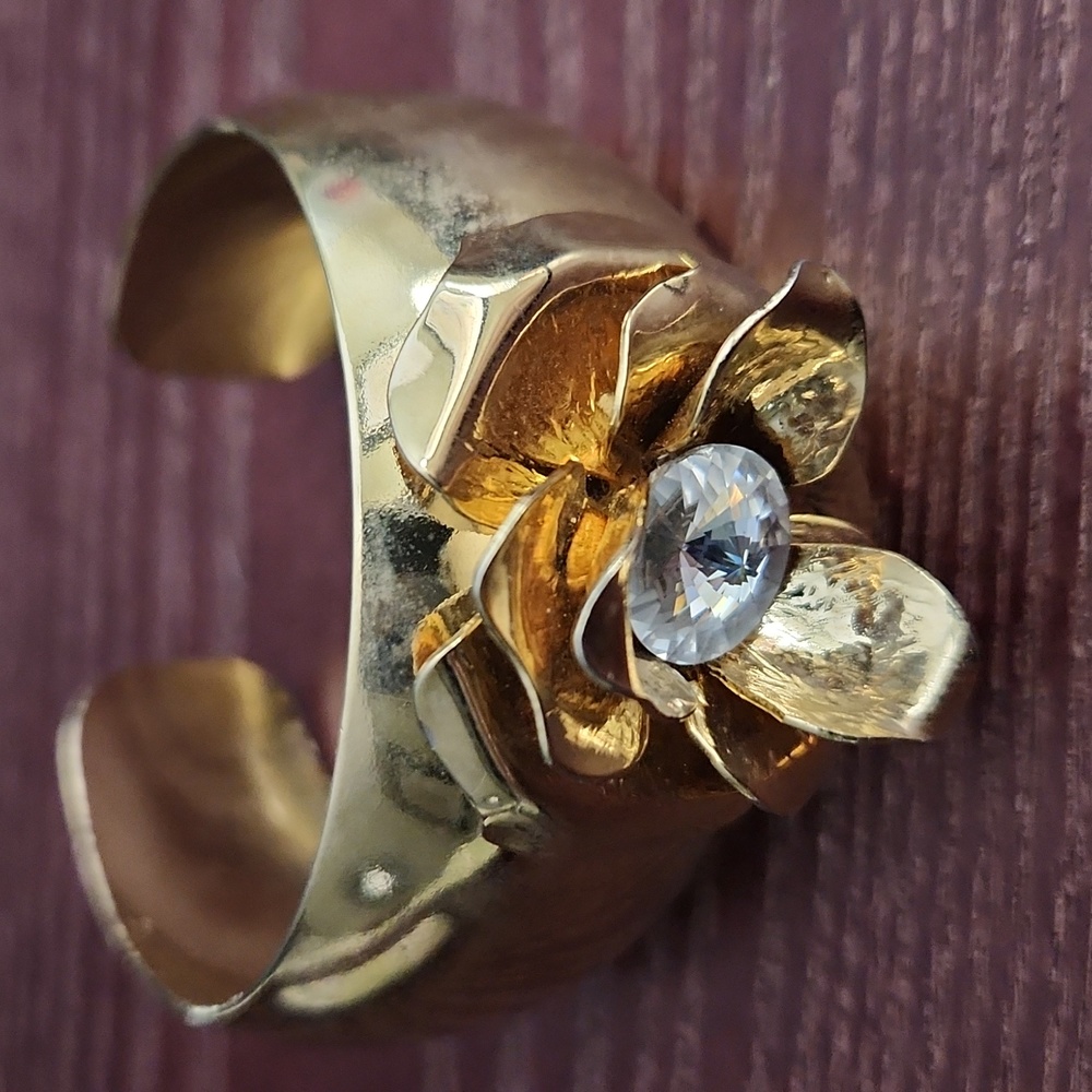 Vintage cuff bracelet bangle with rhinestone in middle of flower. Goldtone 6.5"